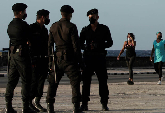 Grupo de las Brigadas Especiales (boinas negras) en el Malecón de La Habana. Foto: A. Meneghini / REUTERS