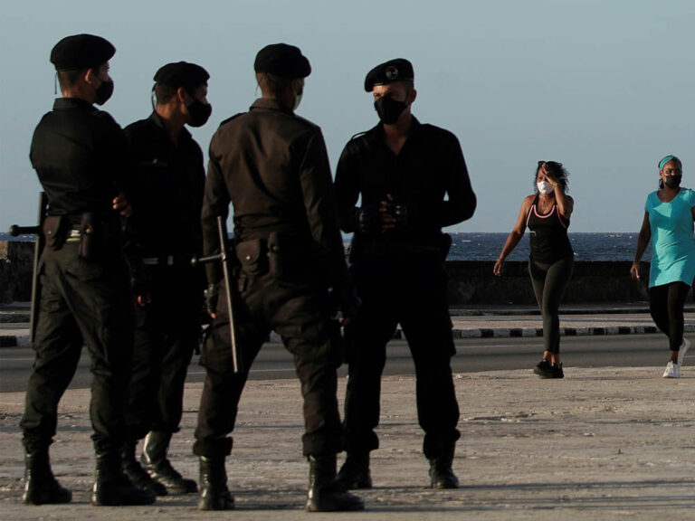 Grupo de las Brigadas Especiales (boinas negras) en el Malecón de La Habana. Foto: A. Meneghini / REUTERS