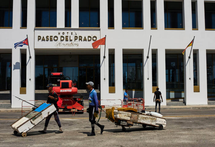 Las principales empresas hoteleras internacionales que operaban en Cuba se retiran mientras la crisis económica se profundiza en la isla. Foto: Ramón Espinosa / AP