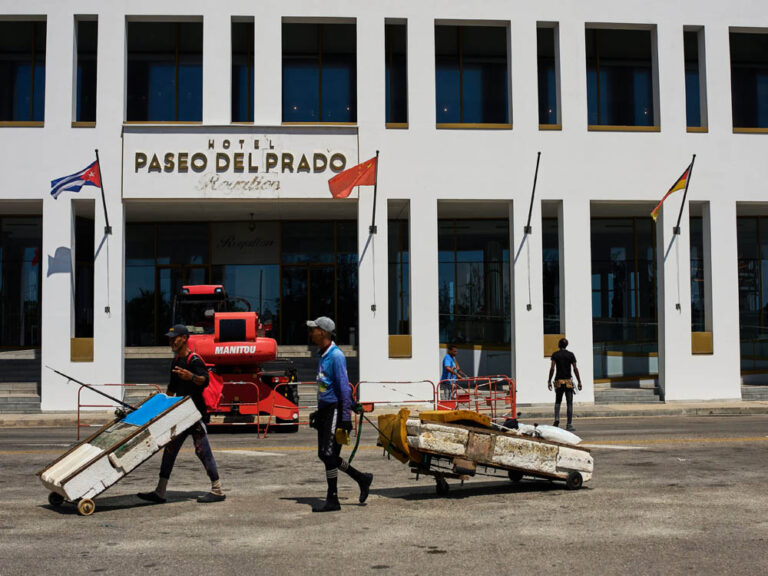 Las principales empresas hoteleras internacionales que operaban en Cuba se retiran mientras la crisis económica se profundiza en la isla. Foto: Ramón Espinosa / AP