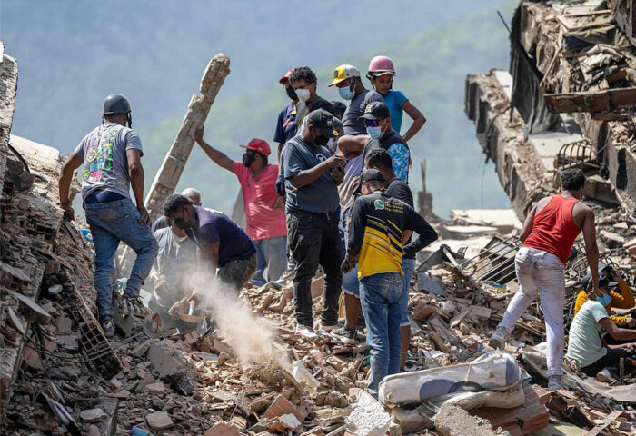 Los ciudadanos venezolanos asumen las labores de rescate tras los terremotos ante la incapacidad de las instituciones estatales.