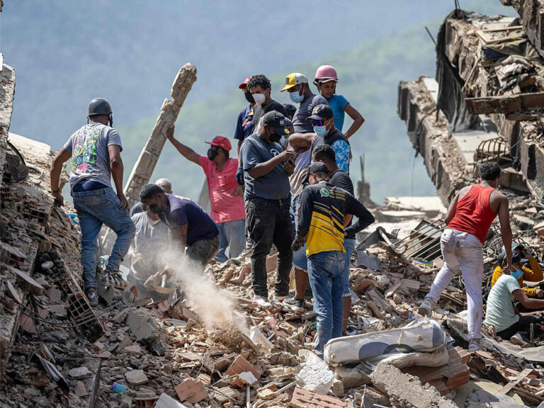 Los ciudadanos venezolanos asumen las labores de rescate tras los terremotos ante la incapacidad de las instituciones estatales.