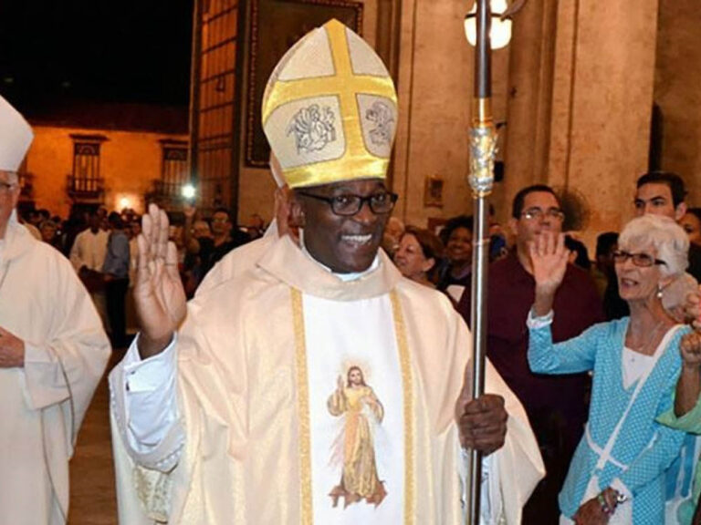 Monseñor Silvano Pedroso en su toma de posesión como Obispo de Diócesis de Guantánamo-Baracoa. Foto: Raúl Pañellas