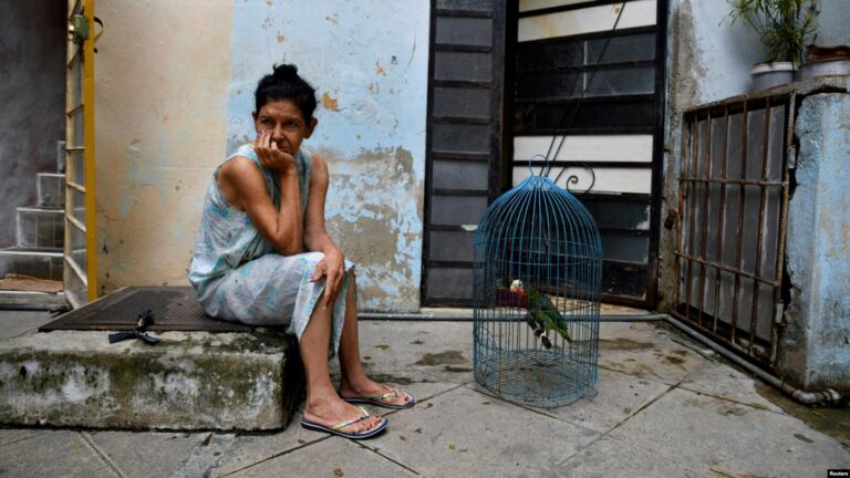 cubana junto a una cotorra