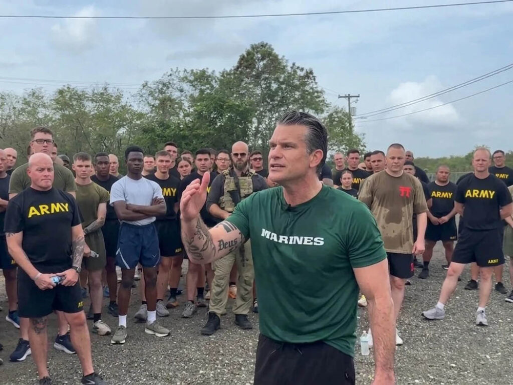Pete Hegseth habla a las tropas en la base naval de Guantánamo.