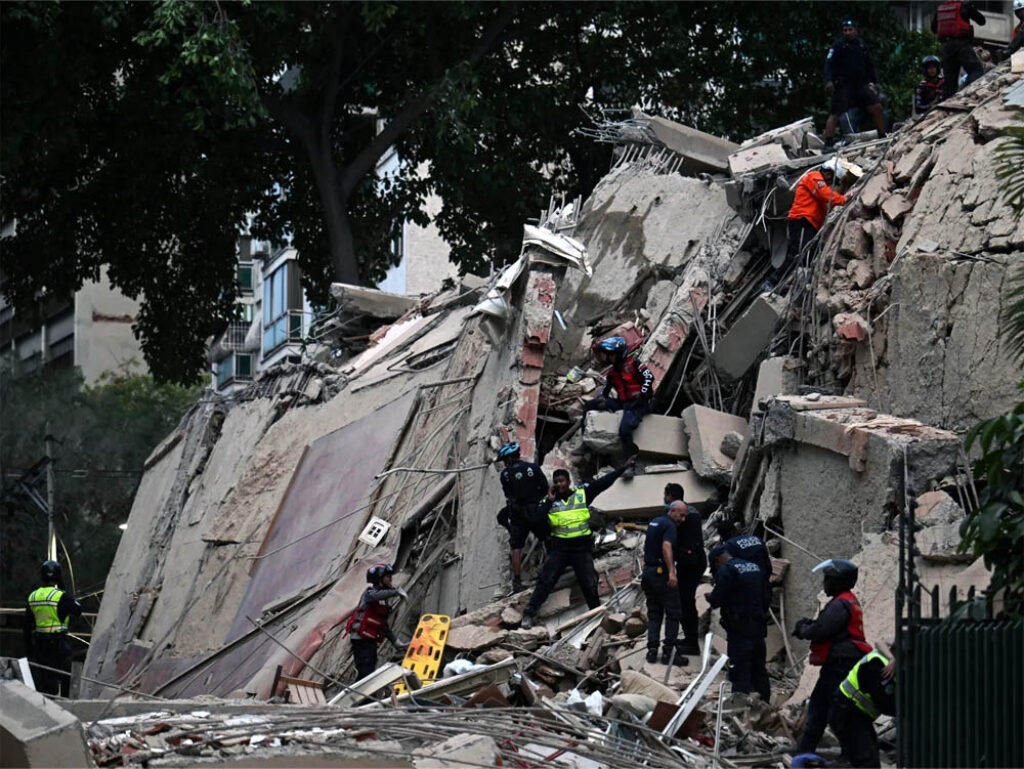 Rescatistas buscan sobrevivientes en un edificio de Caracas, 24 de junio de 2026. Foto: Juan Barreto / AFP