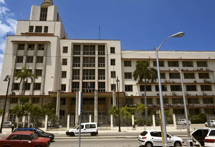 Sede del conglomerado empresarial GAESA. Foto: Yamil Lage / AFP