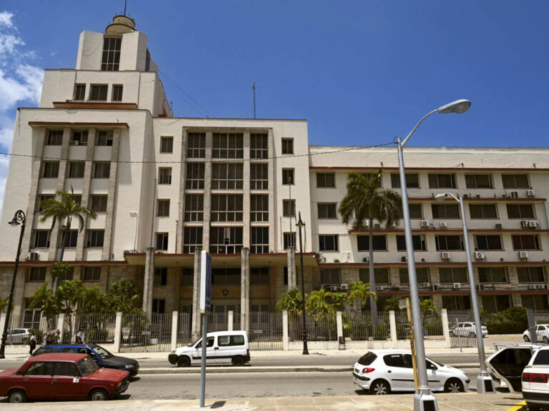Sede del conglomerado empresarial GAESA. Foto: Yamil Lage / AFP