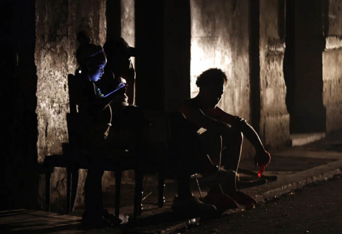 Apagón en La Habana. Foto: Ernesto Mastrascusa / EFE