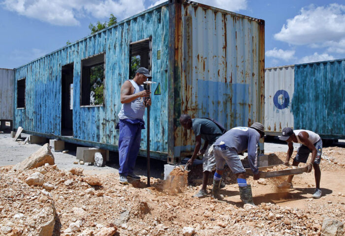 Construcción de un asentamiento de casas-contenedores en La Habana. Foto: Ernesto Mastrascusa / EFE