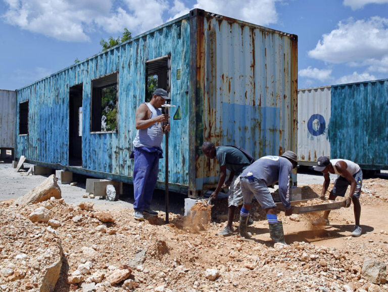 Construcción de un asentamiento de casas-contenedores en La Habana. Foto: Ernesto Mastrascusa / EFE