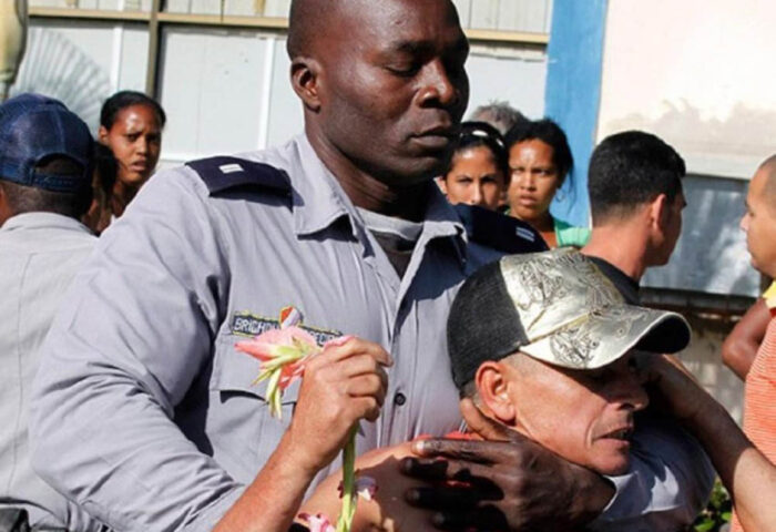 Represión de un manifestante pacífico en Cuba.