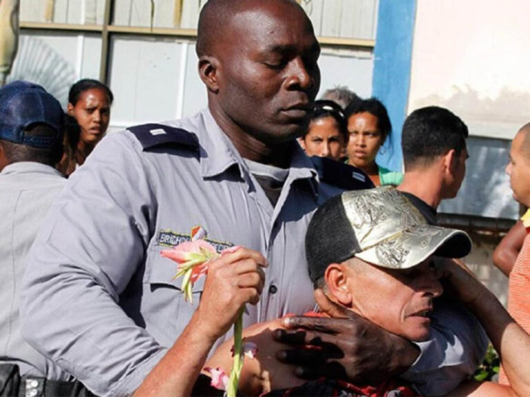 Represión de un manifestante pacífico en Cuba.