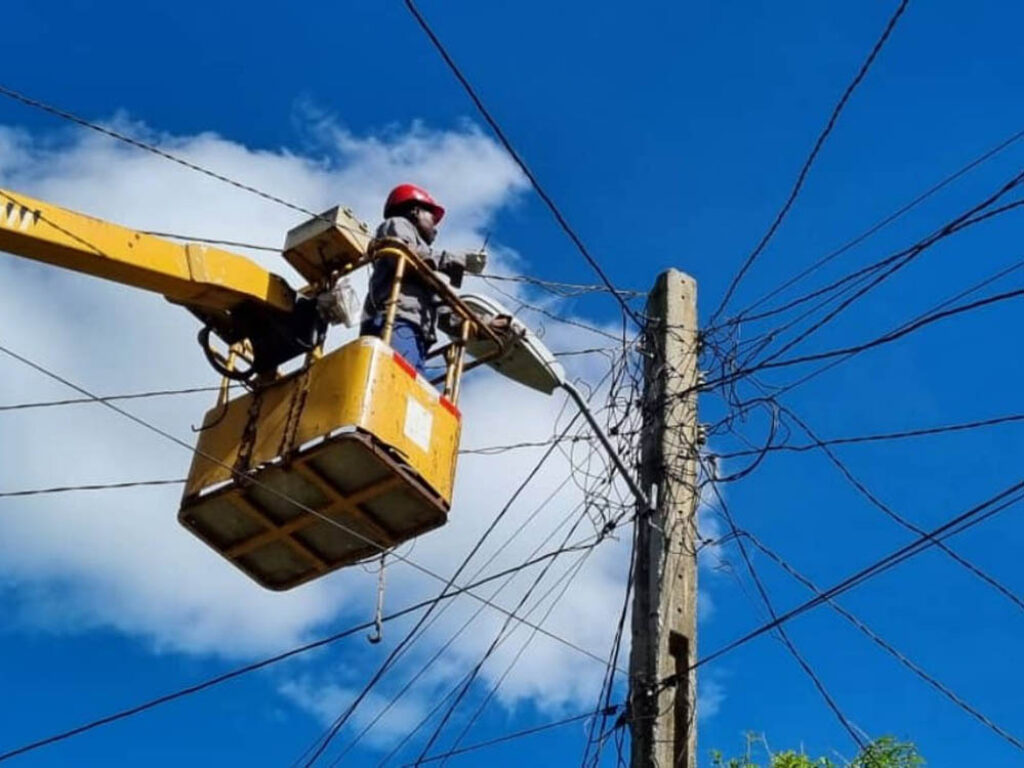 Trabajador de la Unión Eléctrica (UNE) de Cuba.
