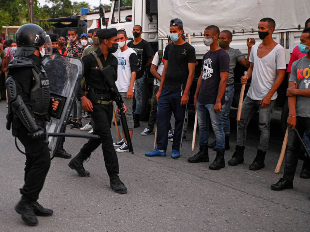 Vestidos de civil y armados con garrotes, agentes del régimen se prepara para reprimir; 11 de julio de 2021.