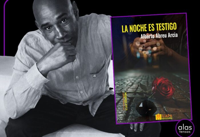Alberto Abre junto a la portada de su novela La noche es testigo